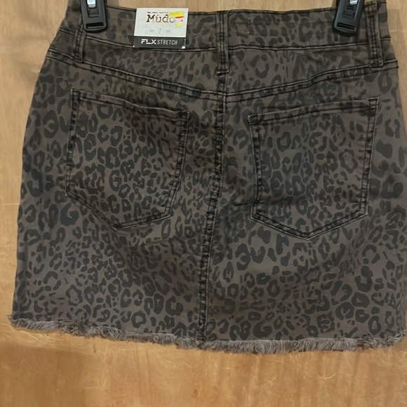 🤎Nwt 5 pocket so pretty leopard frayed him skirt Junior’s size 7 - Picture 2 of 7